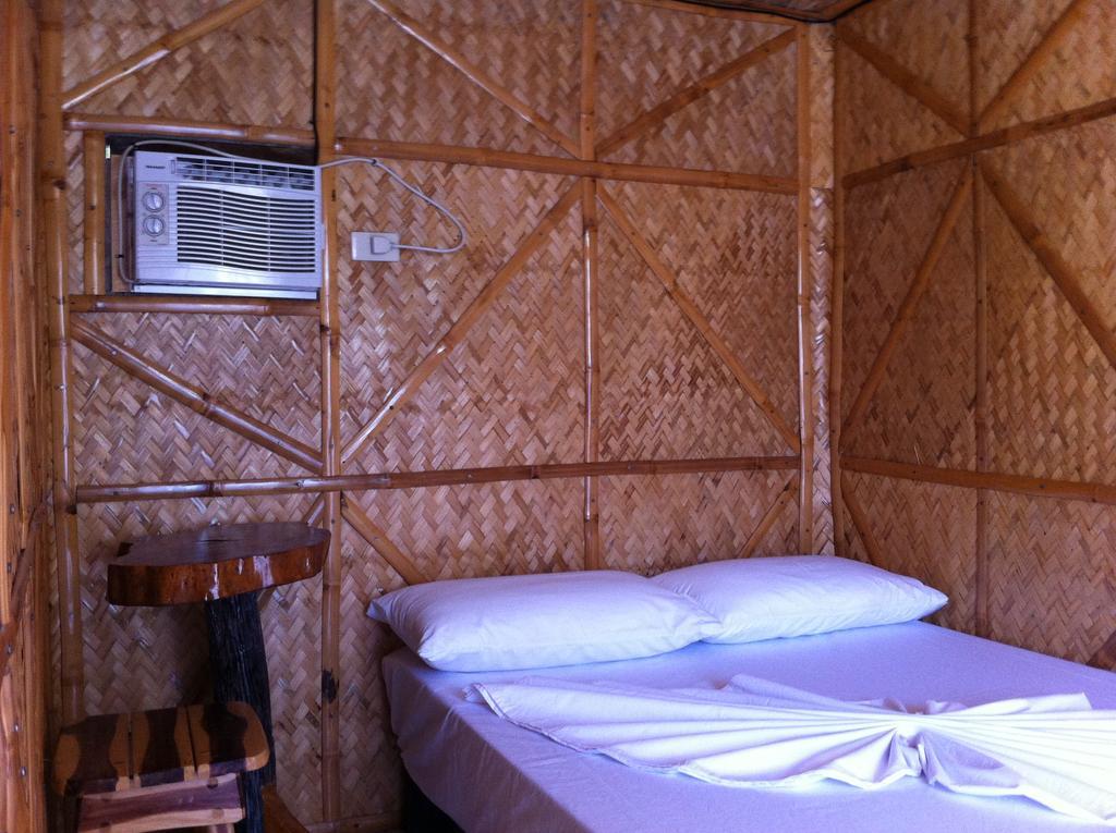 Bamboo House Beach Lodge & Restaurant Puerto Galera Exterior foto